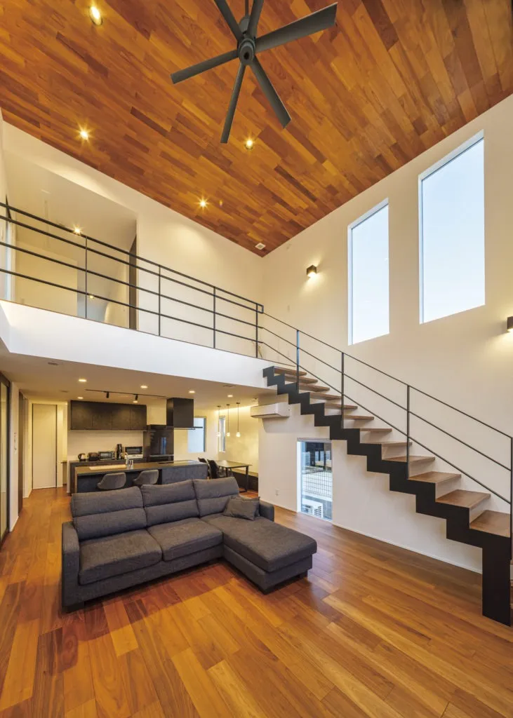 ダイナミックな吹抜けと重厚感のある木とアイアンの調和する邸宅