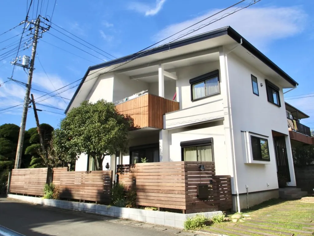 リビングに薪ストーブのある邸宅